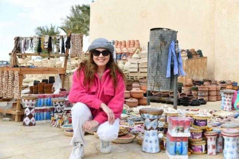 رانيا فريد شوقي تتألق بالشال الفلسطيني في مهرجان الفيوم السينمائي