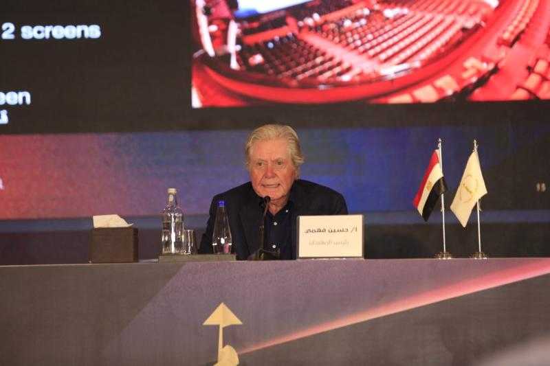 حسين فهمي يتحدث عن فقدان شقيقه وكواليس إدارته لمهرجان القاهرة السينمائي