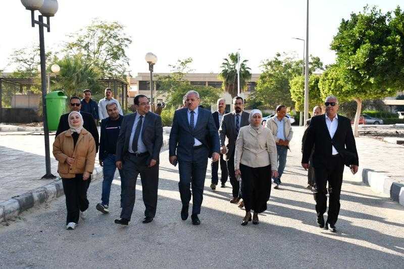 رئيس جامعة قناة السويس يفتتح معملا جديدا بكلية التجارة لخدمة طلاب برنامج BIS