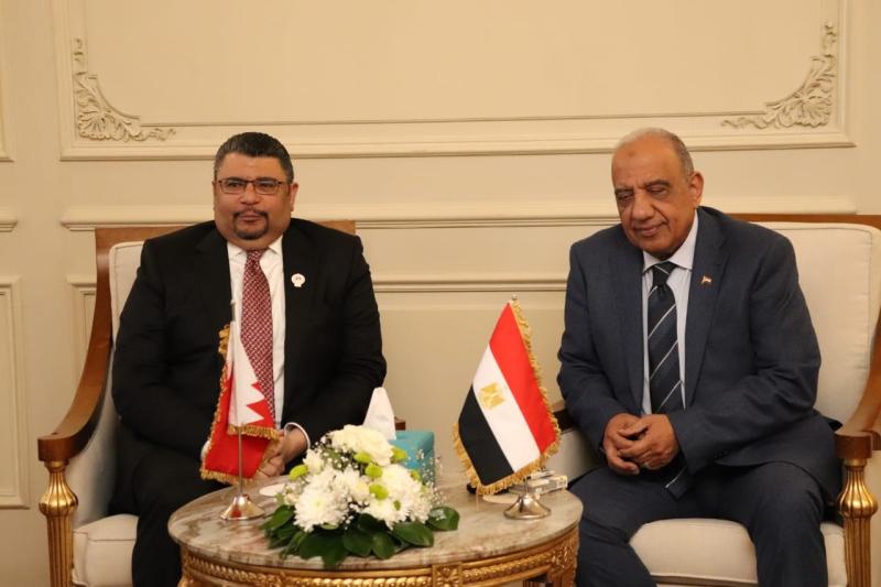 وزير الكهرباء والطاقة المتجددة يبحث سبل دعم وتعزيز التعاون مع وزير الطاقة البحريني