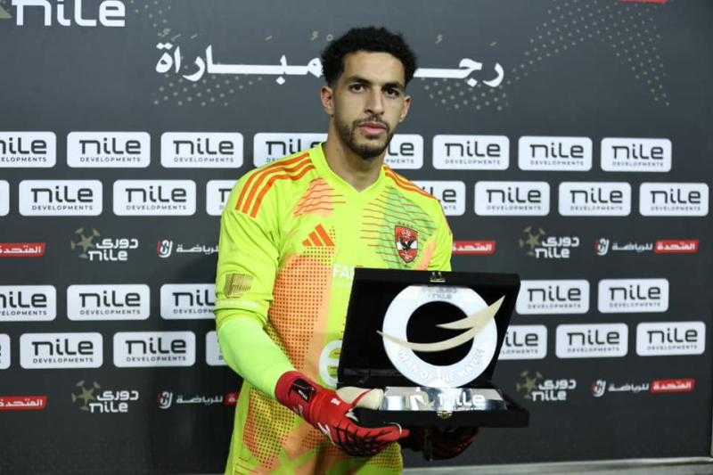 مصطفى شوبير يحصل على جائزة أفضل لاعب في مباراة الأهلي والبنك الأهلي