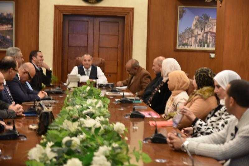 محافظ بورسعيد يناقش مقترحات تطوير الهوية البصرية للمحافظة