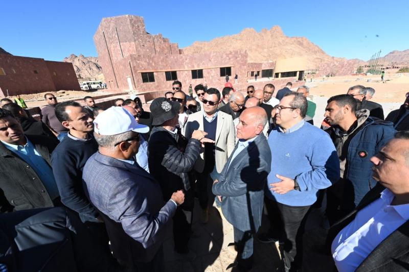 وزير الإسكان يتفقد سير العمل بالنزل البيئى الجديد والبلدة التراثية بمشروع تطوير موقع التجلي الأعظم بمدينة سانت كاترين