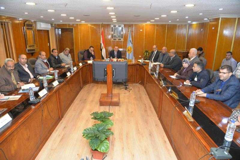 محافظ أسيوط يناقش تعظيم الاستفادة من المشروعات الصغيرة ويؤكد على تذليل العقبات