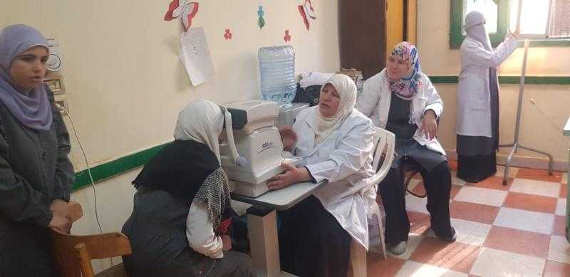 الكشف علي 131 حالة في قافلة طبية متخصصة فى أمراض العيون لجامعة بنها بمعهد فتيات سنديون