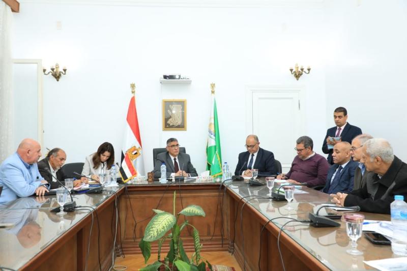 محافظ الجيزة يواصل لقاءاته الدورية مع المواطنين لبحث الطلبات والشكاوى المقدمة منهم بشكل مباشر والتوجيه بحلها