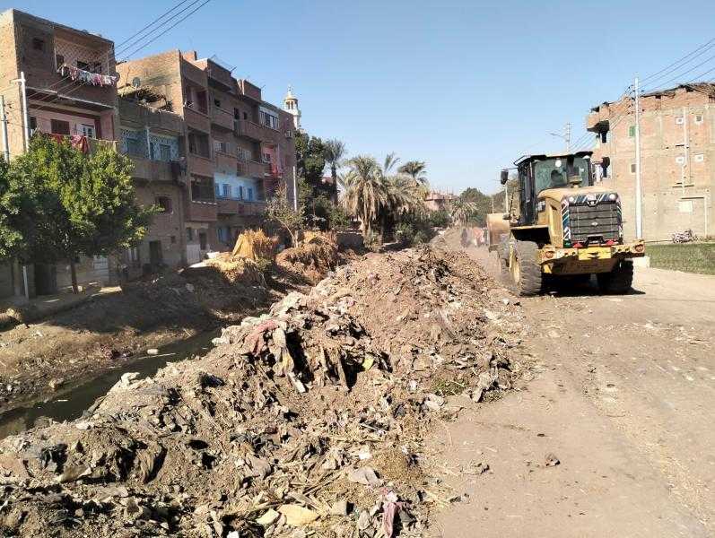 محافظ أسيوط: رفع 200 طن مخلفات ونواتج تطهير ترع بطريق نزلة دوينه بمركز أبوتيج