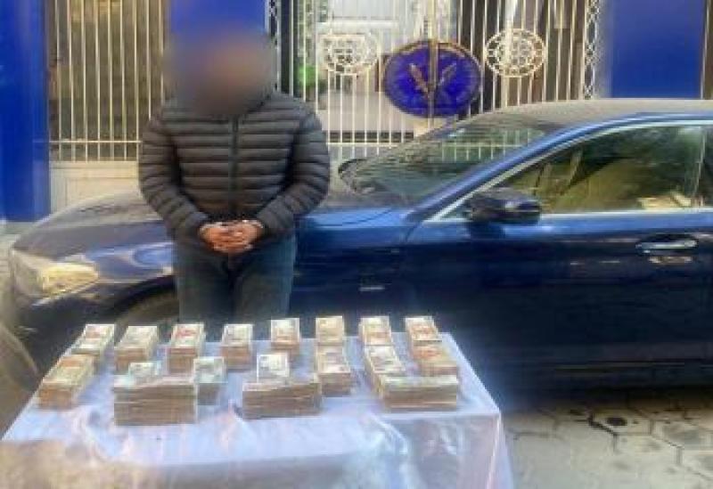 لص  بحوزة الاموال المسروقة 
