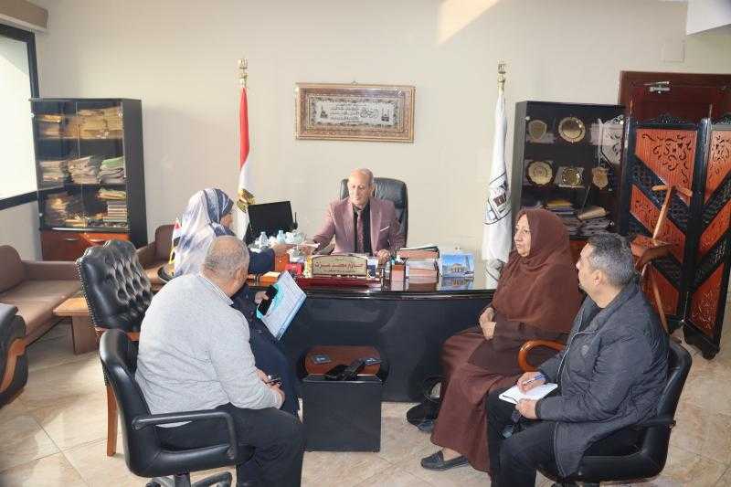 السكرتير العام لمحافظة بني سويف يعقد اجتماعاً بأعضاء اللجنة المشكلة لمتابعة موقف تحصيل المستحقات عن مشروعات الصرف الزراعي المغطى