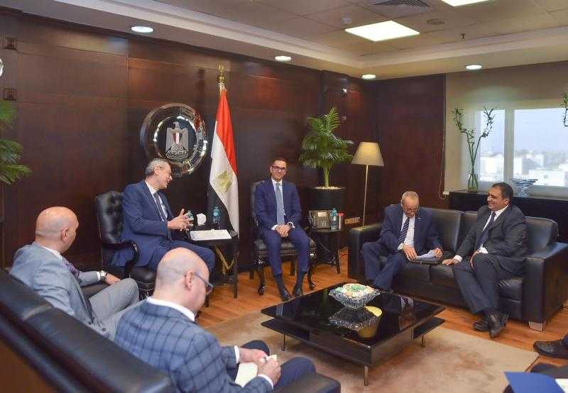 وزير الاستثمار والتجارة الخارجية يستعرض مع أعضاء جمعية رجال الأعمال بالإسكندرية سبل تعزيز مشاركة القطاع الخاص في التنمية الاقتصادية في مصر