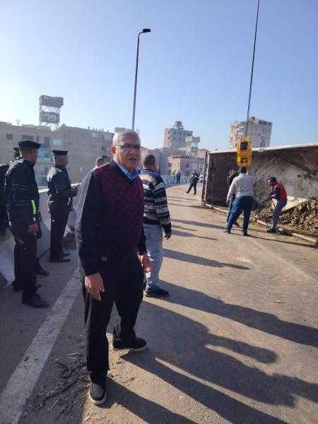 انقلاب سيارة ”تريلا” أعلى الطريق الدائري  l صور