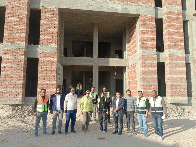 جولة ميدانية لرئيس جامعة الأقصر لتفقد مواقع الإنشاءات الجديدة ومتابعة نسب الإنجاز