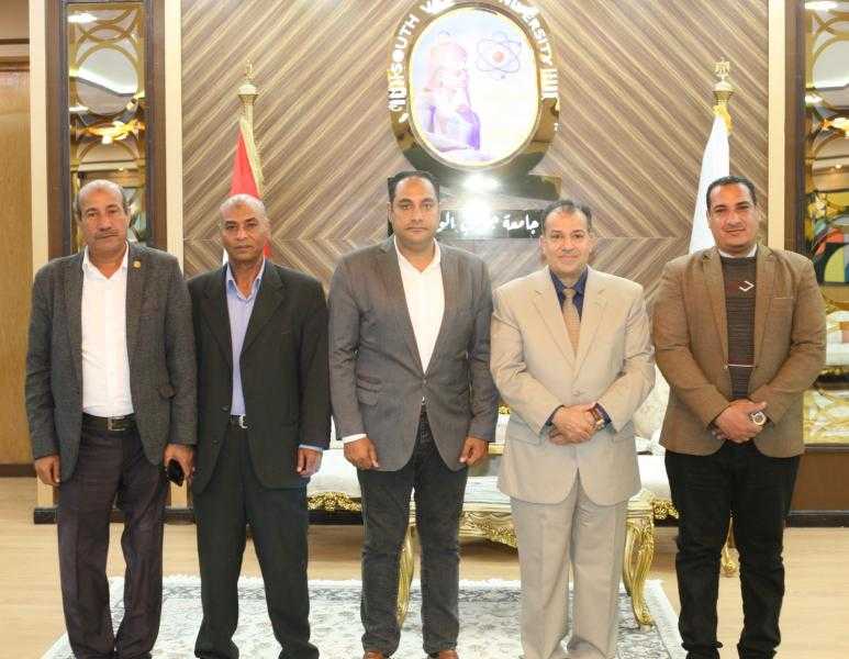 رئيس جامعة جنوب الوادي يلتقي أعضاء اللجنة النقابية للصحفيين بمحافظة قنا