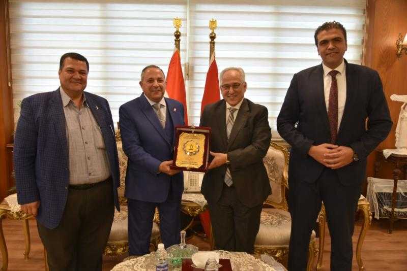 محافظ بورسعيد يلتقي رئيس اللجنة البارالمبية المصرية لبحث سبل التعاون في القطاع الرياضي