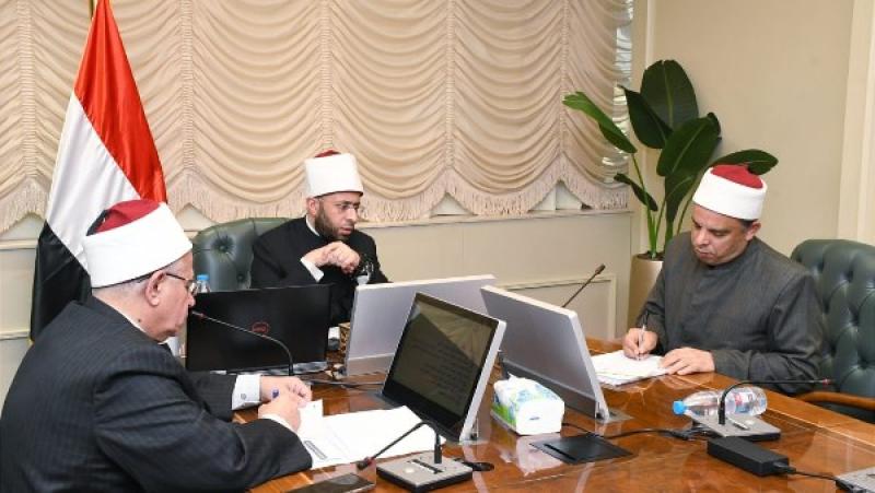 وزير الأوقاف خلال الاجتماع