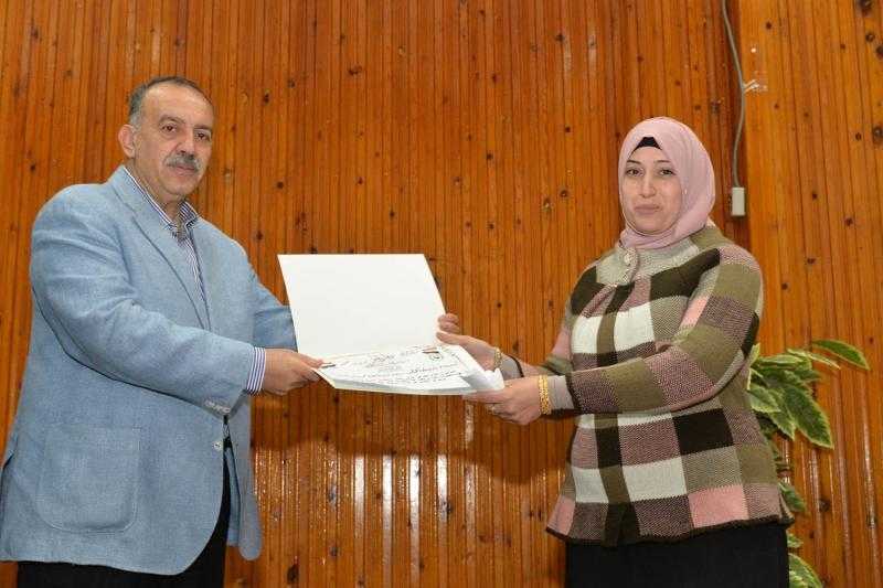 محافظ أسيوط يكرم معلمة ومديرة مدرسة لتميزهما في العمل