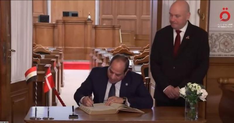 السيسي يوقع بسجل كبار الزوار الدنماركي