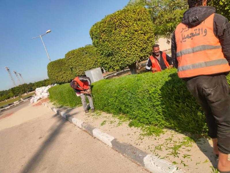 إدارة الحدائق والمتنزهات وجهاز التطوير والتجميل بالإسماعيلية يواصلان أعمال رفع كفاءة مسطحات وميادين الإسماعيلية