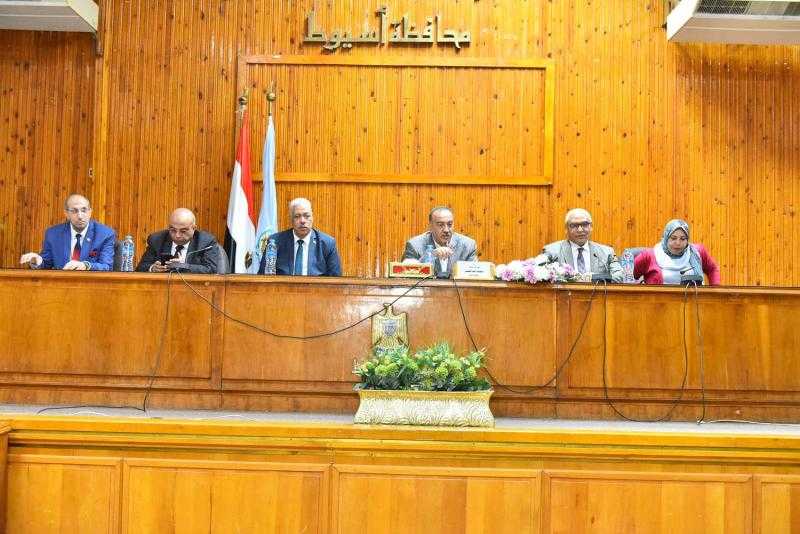 محافظ أسيوط يشهد لقاء تعريفي لنشر ثقافة العمل الحر بين الشباب والفتيات