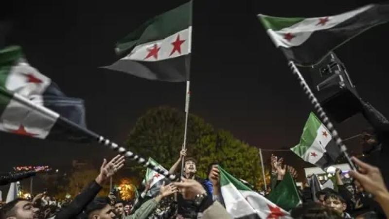 رفع ”العلم الجديد” فوق السفارة السورية في موسكو