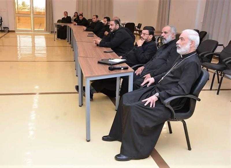 الأنبا باسيليوس يلتقي كهنة الإيبارشيّة بالواحة سنتر