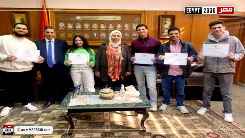 طلاب كلية الألسن بجامعة عين شمس