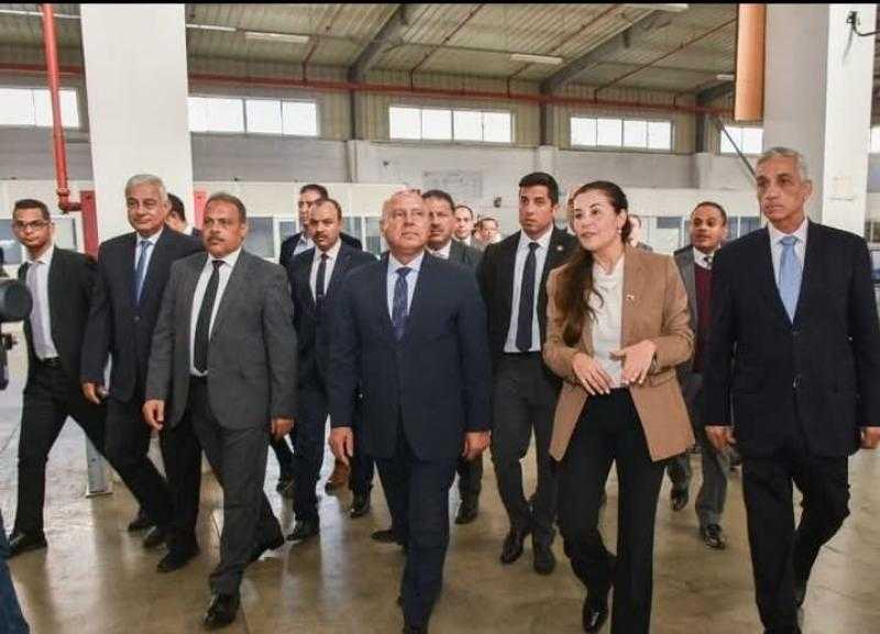 وزير الصناعة والنقل ومحافظ الشرقية يتفقدان مصانع مجموعة النساجون الشرقيون