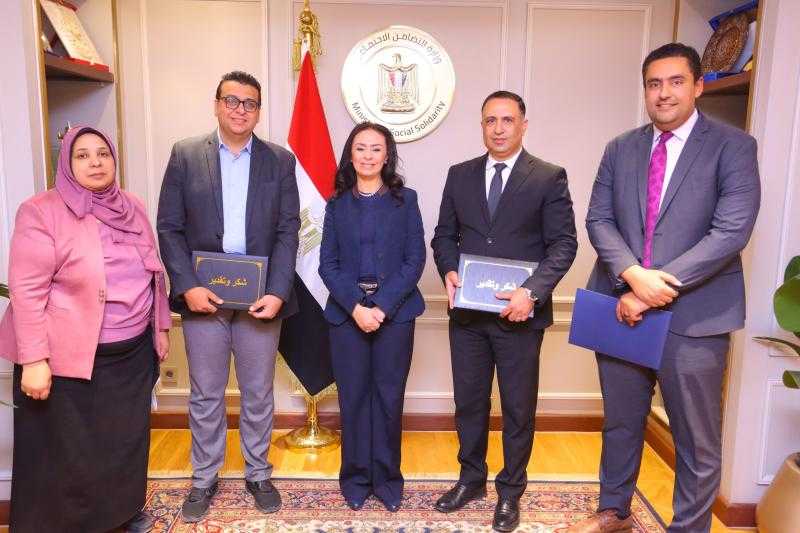 وزيرة التضامن الاجتماعي تكرم إدارة الإعلام كأفضل فريق عمل بالوزارة
