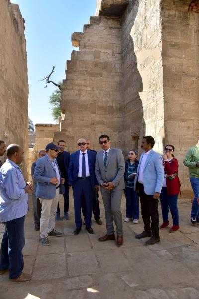 محافظ الأقصر يبحث خطط تطوير معبدي الطود والمدامود