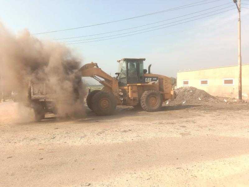 محافظ أسيوط: استمرار رفع نواتج تطهير الترع والمصارف بمركز صدفا