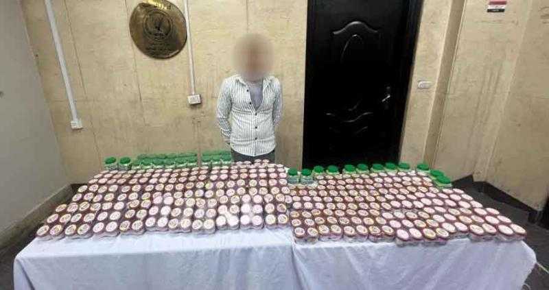 ضبط كمية من مستحضرات التجميل منتهية الصلاحية قبل ترويجها بالأسواق بمنشأة ناصر