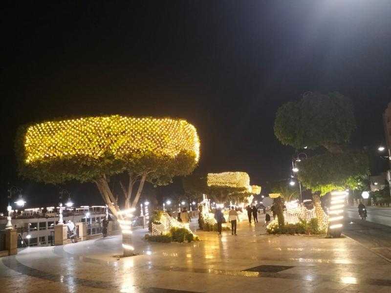 الأقصر تواصل أعمال تزيين الشوارع والميادين استعدادا لاحتفالات رأس السنة