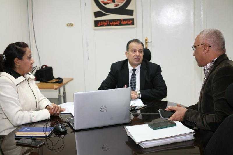 رئيس جامعة جنوب الوادي يناقش معدلات الانجاز بمشروعات البنية التحتية