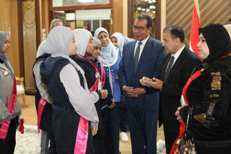رئيس جامعة جنوب الوادي يستقبل وفد طالبات مدرسة الثانوية بنات بقنا