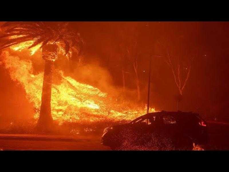 شاهد .. حريق ضخم يجتاح ماليبو الأمريكية ويجبر الآلاف على الإخلاء