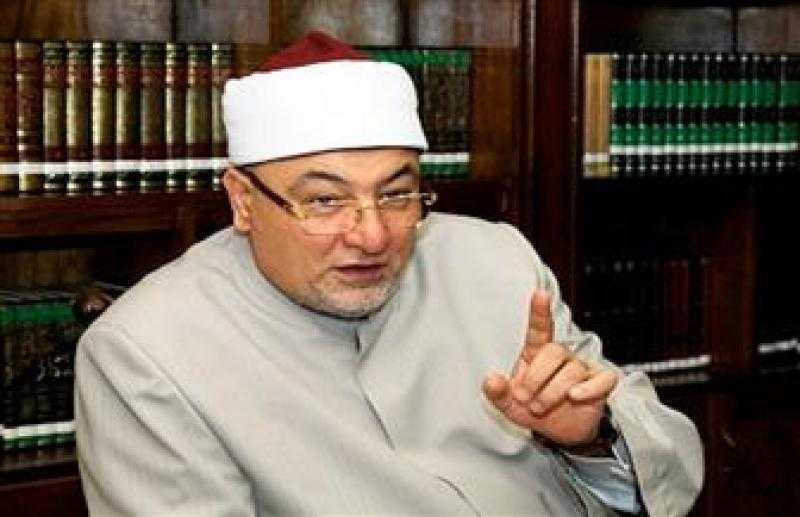 أيهما نفعل ندافع أم نهاجم الفكر المتشدد؟.. خالد الجندي يجيب