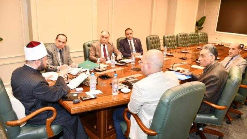 وزير الأوقاف يبحث تطوير مستشفى الدعاة ويشيد بجهود الإدارة