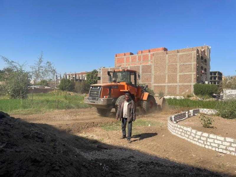 إزالة تعديات على عدد من الطرق المتفرعة بمنطقة حوض 18 بمدينة الأقصر