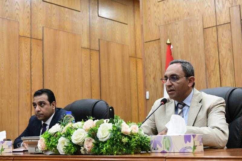 محافظ قنا يبحث معوقات الاستثمار ويوجه بحلول فورية لدعم المستثمرين