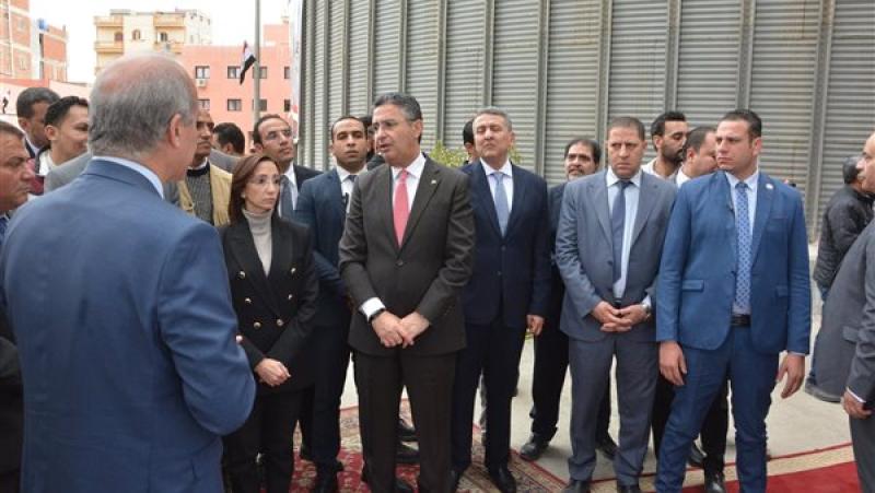 وزير التموين خلال المرور بصومعة دمنهور