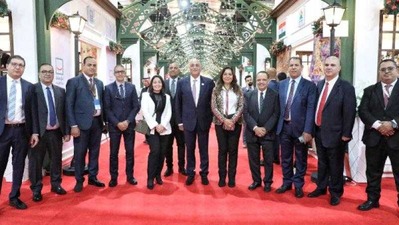 وزيرة التنمية المحلية تتفقد ”أيادي مصر” وبرنامج تنمية الصعيد بمعرض تراثنا