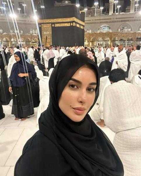 ياسمين صبري تظهر بالحجاب أثناء مناسك العمرة
