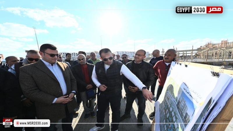 وزير الإسكان يتفقد سير العمل بمشروع البحيرة بنيو مارينا