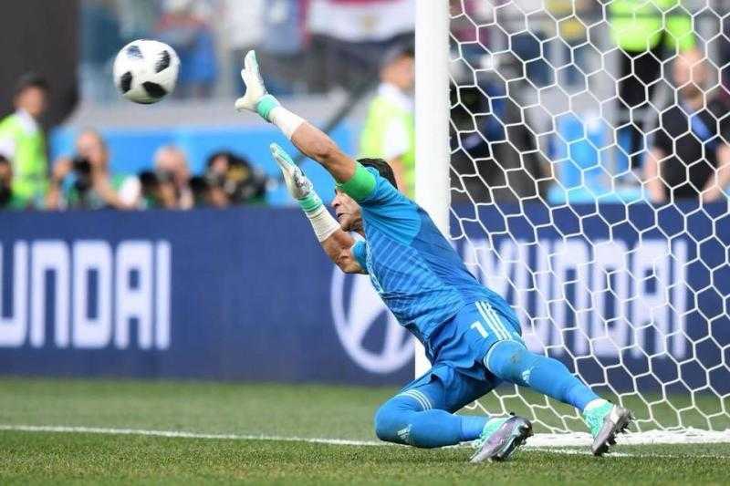 عصام الحضري يودع والدته بحزن بالغ في مسقط رأسه بدمياط