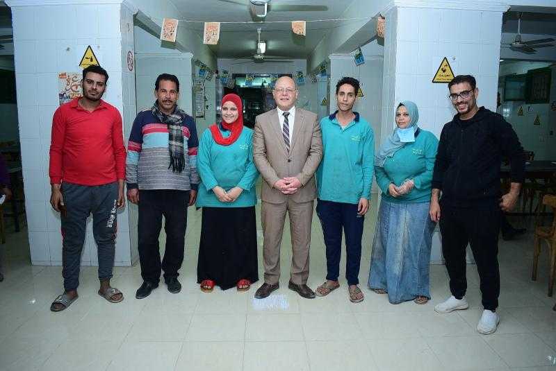 النعماني يتناول الغداء بالمدينة الجامعية بسوهاج ويؤكد نحن أسرة واحدة