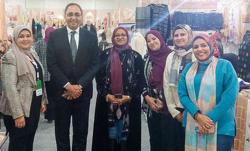 محافظ قنا يتفقد منتجات الفخار والفركة المشاركة في معرض تراثنا للحرف التراثية