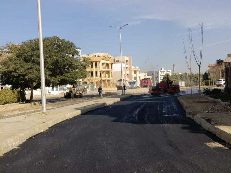 رئيس جهاز الشروق: جارٍ إستكمال أعمال الرصف بحى النادى بالمدينة تيسيراً على سكان المنطقة