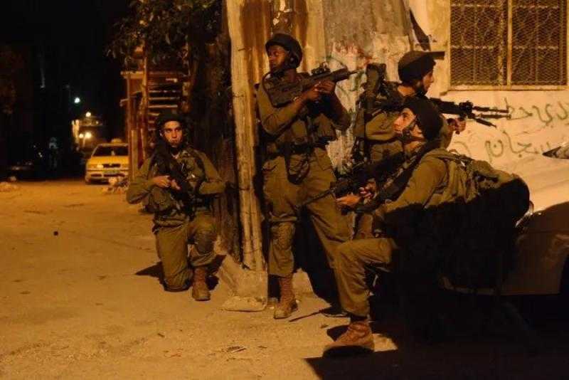 شاهد.. الاحتلال يسرق وينهب المحال التجارية في نابلس ورام الله