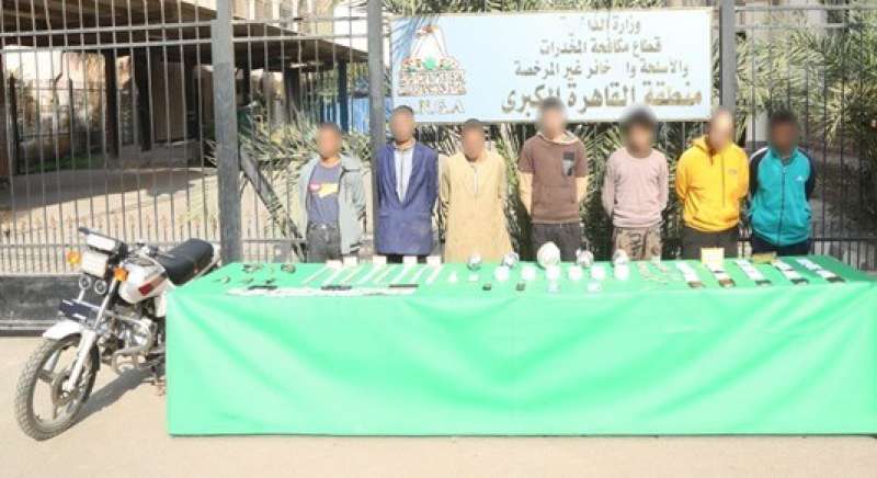 متهمين بتجارة المخدرات 