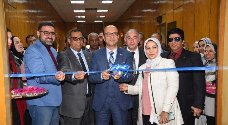رئيس جامعة أسيوط يفتتح معرضاً فنياً بعنوان التوظيف الجمالي للأزياء والديكور في تشكيل العرض المسرحي انسوا هيروسترات